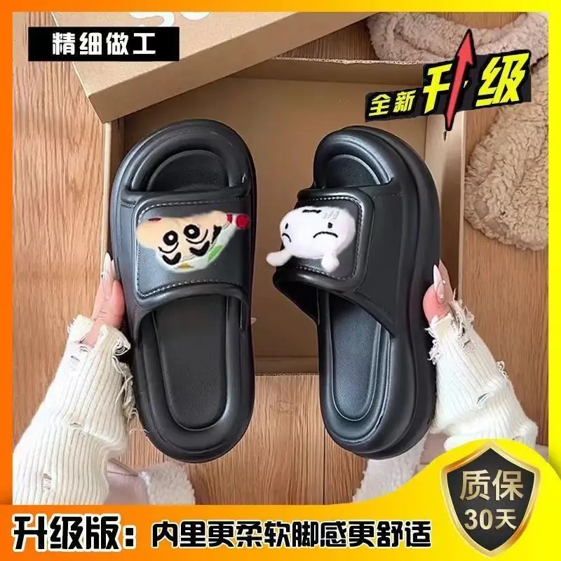 

Мультяшные тапочки Crayon Shin-Chan, женские летние шлепанцы 2026 года, новые, нескользящие, на толстой подошве, с ремешком через палец, милые, для девочек, кавайные