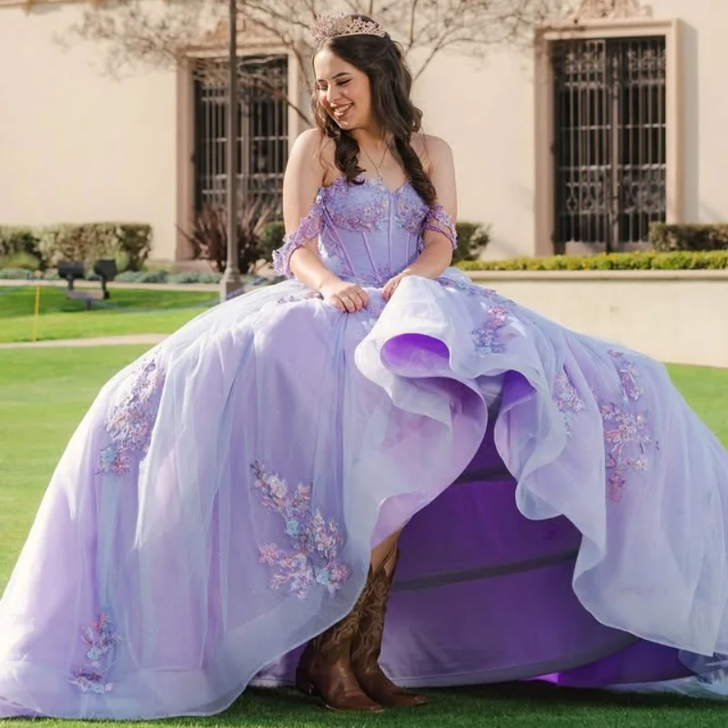 

Фиолетовые платья для квинсеаньеры с открытыми плечами, кристаллами, пайетками, 3D цветочным декором, длинным шлейфом и бантом. Индивидуальный пошив.