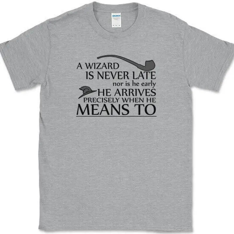 A Wizard Is Never Late T-Shirt Lustiges T-Shirt mit magischem Fantasy-Text