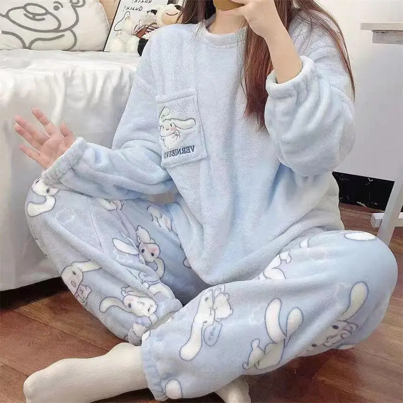 ชุดนอนตุ๊กตาเฮลโลคิตตี้ลายการ์ตูนน่ารัก สไตล์อนิเมะ เนื้อผ้านุ่ม สวมใส่สบาย อุ่น สำหรับฤดูใบไม้ร่วงและฤดูหนาว เหมาะสำหรับสาวๆ ใส่ในบ้าน สินค้าขายดี