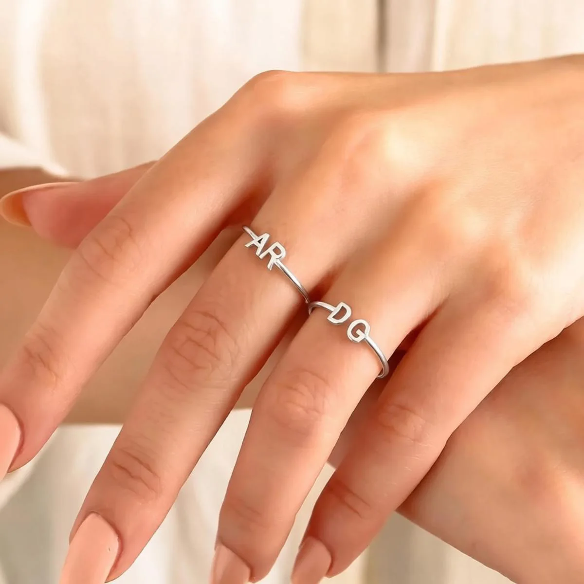 Personalisierte Doppel-Initialenringe für Damen, 18K vergoldeter Edelstahl, personalisierter Buchstabenring, Hochzeitsschmuck, Geschenk für sie – Detail 2