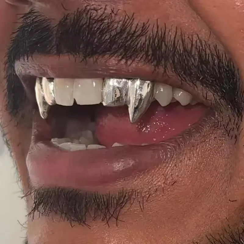 TOPGRILLZ مصاص دماء لتقوم بها بنفسك الأنياب المزدوجة Grillz قبعات الأسنان اللامعة القابلة للإزالة 2 قطعة شوايات الأسنان للرجال النساء هالوين تأثيري هدية