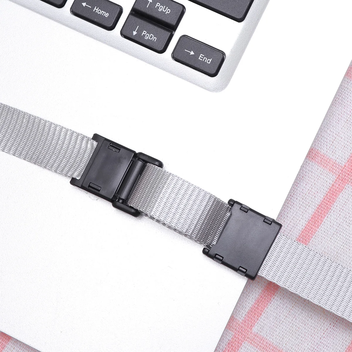 

Cloth Badge Holder Detachable ID Holders with Neck Strap for Business Daily Use Students (Vertical Version, Grey)