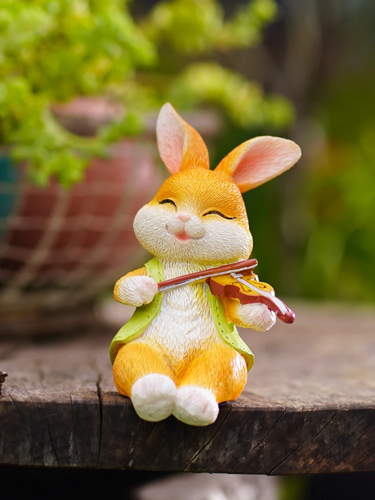 Cute sitting posture by the table, rabbit decorations, flower pots, garden decorations, kindergartens, homestays, home