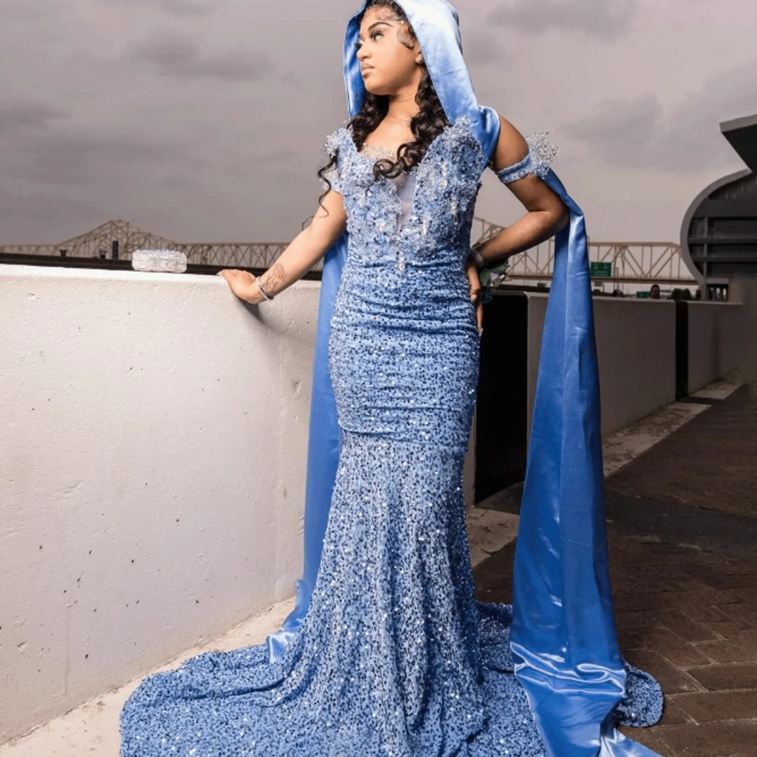 

Customized Formal Sleeveless Fashion Diamond Long Mermaid Prom Dresses For Black Girl Beading Sequin Feather Evening Gown Robe