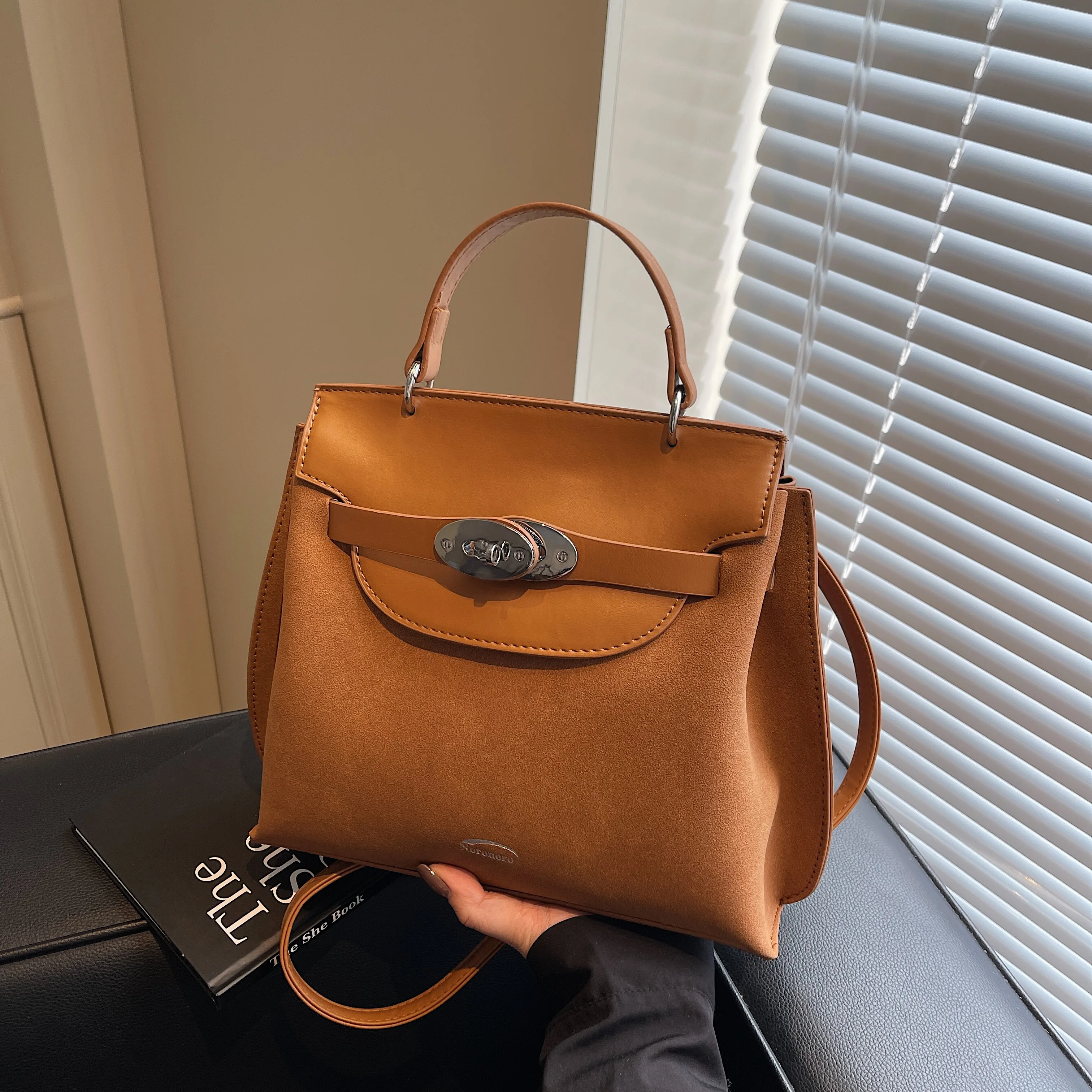 Light luxury hand-held small bag for women 2024 new niche popular buckle commuting Kelly bag