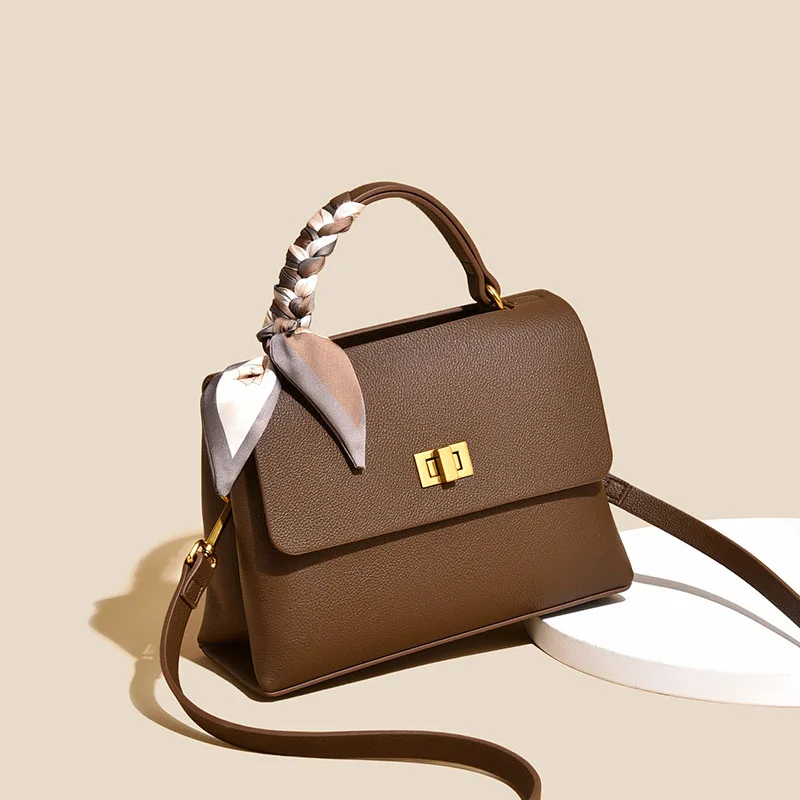 

Шикарная женская сумка-тоут из кожи - просторная и универсальная популярная классика люксового бренда