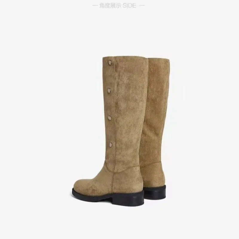 2025 جولة تو ميد الكعوب موضة المرأة أحذية طويلة حجم كبير المسامير المعدنية الغربية زر نموذج ارتداء الفخذ عالية النساء الأحذية #5