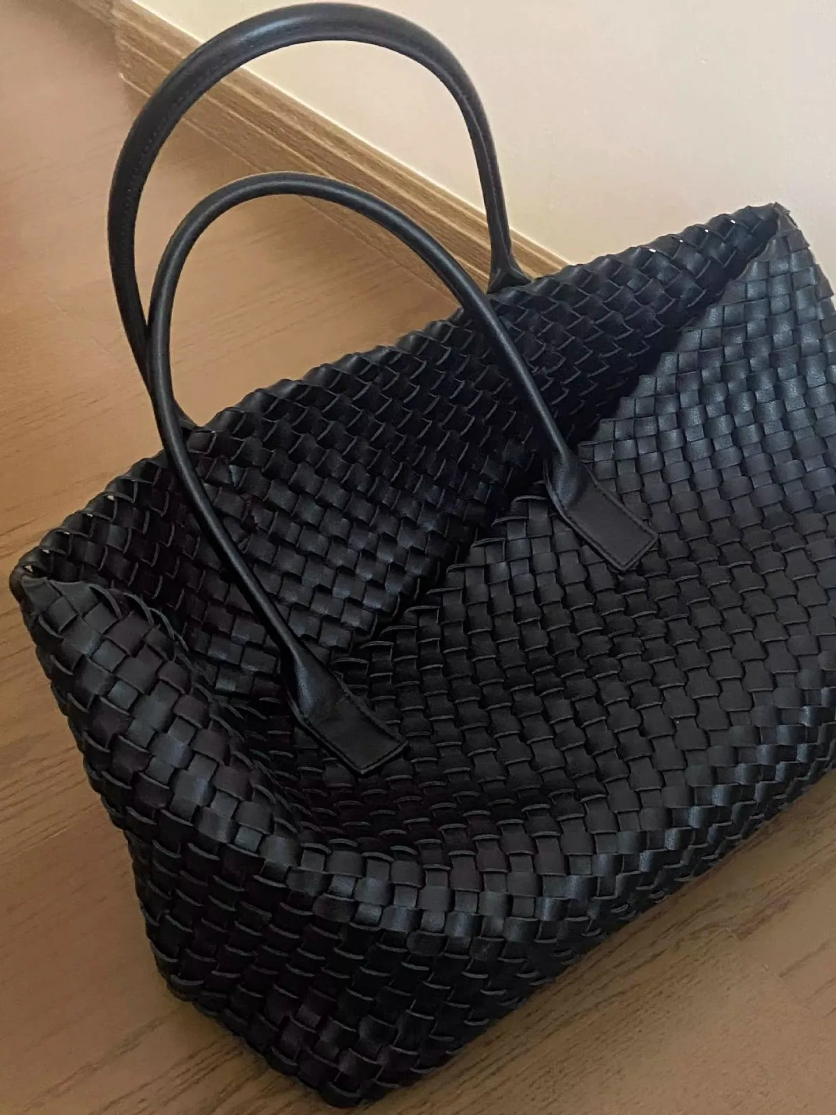 حقيبة نسائية جديدة، حقيبة منسوجة من الجلد الناعم، حقيبة سفر كاجوال محمولة باليد، حقيبة سفر، السعة والملمس، كتف واحد