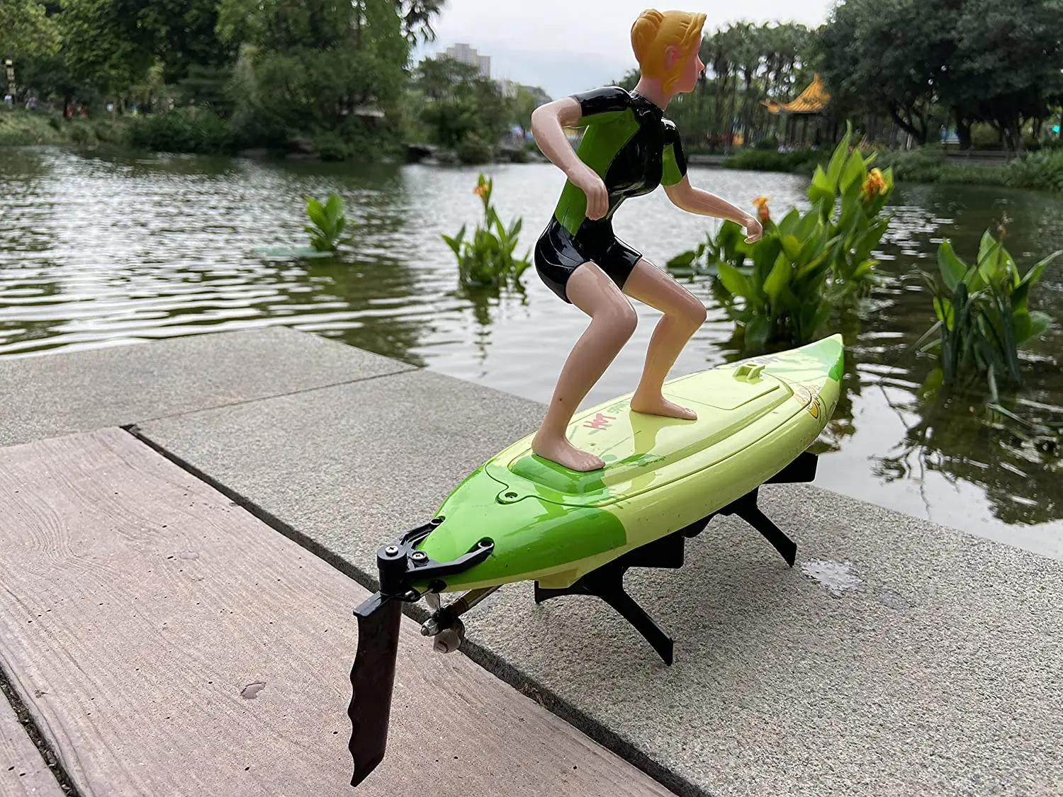 RC high-speed surfboard 30km/h + remote control boat 2.4G extreme surfing figure fun speedboat water toy (color character style