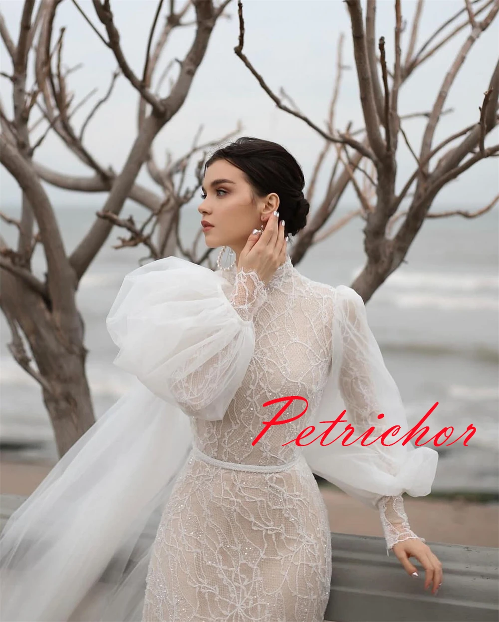 Customized High Quality White Tulle Wedding Dress Temperament Crew Neck Long Sleeves Bridal Gowns Chapel Train Zipper Back Dress