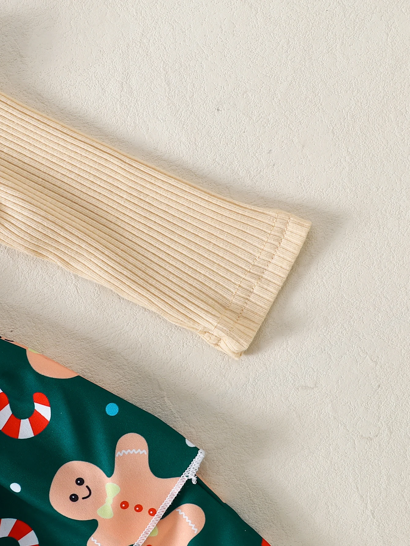 Lebkuchenmädchen-Outfit-Set mit Weihnachtsmotiv, mit Spitzenärmeln, bedruckten Overalls mit Innenmatch und großer Schleifendekoration für Babys – Detail 7