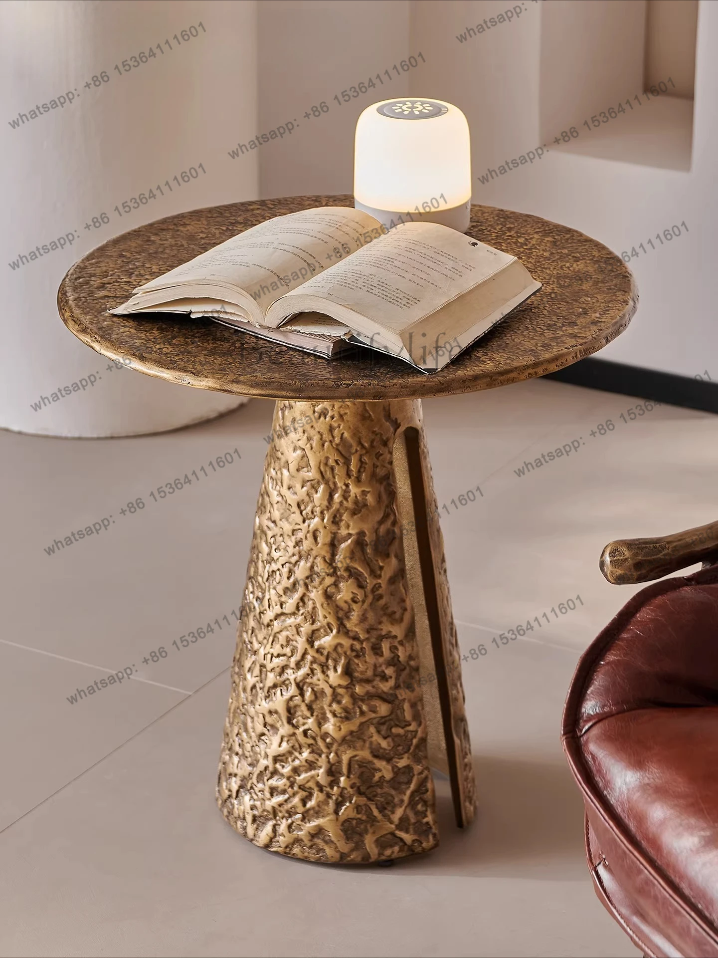 

Italian light luxury retro style forged bronze living room sofa side few high-end simple bedside corner few