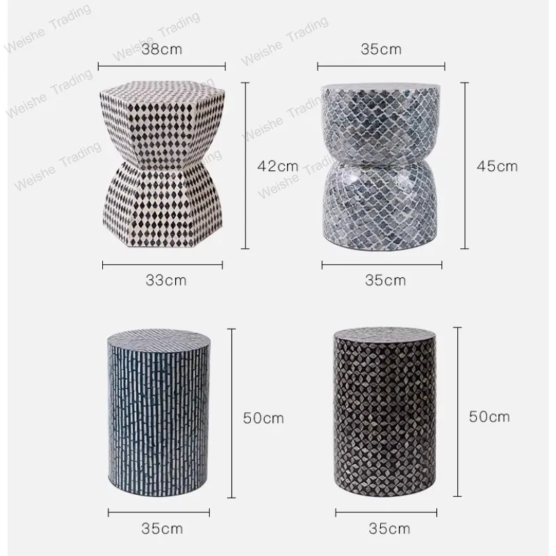 Conchas medievales hechas a mano, un par de esquinas junto a la sofá en la sala de estar, pequeños y creativos pufs para mesa de centro