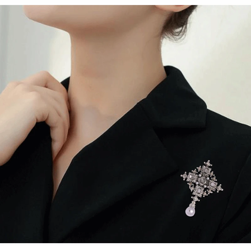 

Fashion Trend Baroque Cross Inlaid Zircon Brooch Enamel Pearl Feminine Coat Badge Metal Shirt Lapel Pins Gift Souvenir Wholesale