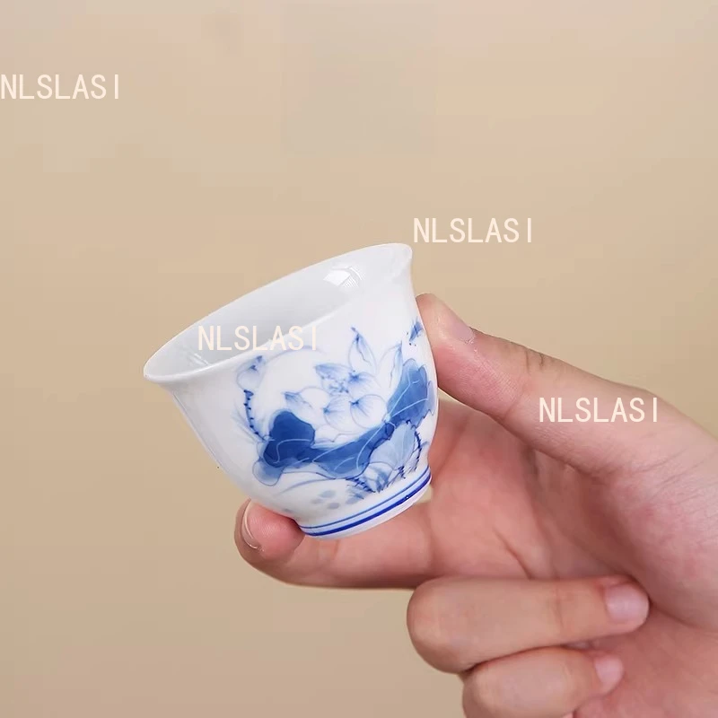 Taza de té de flor de loto de porcelana blanca dibujada a mano, taza maestra de cerámica de porcelana azul y blanca, taza de té individual, utensilios para beber