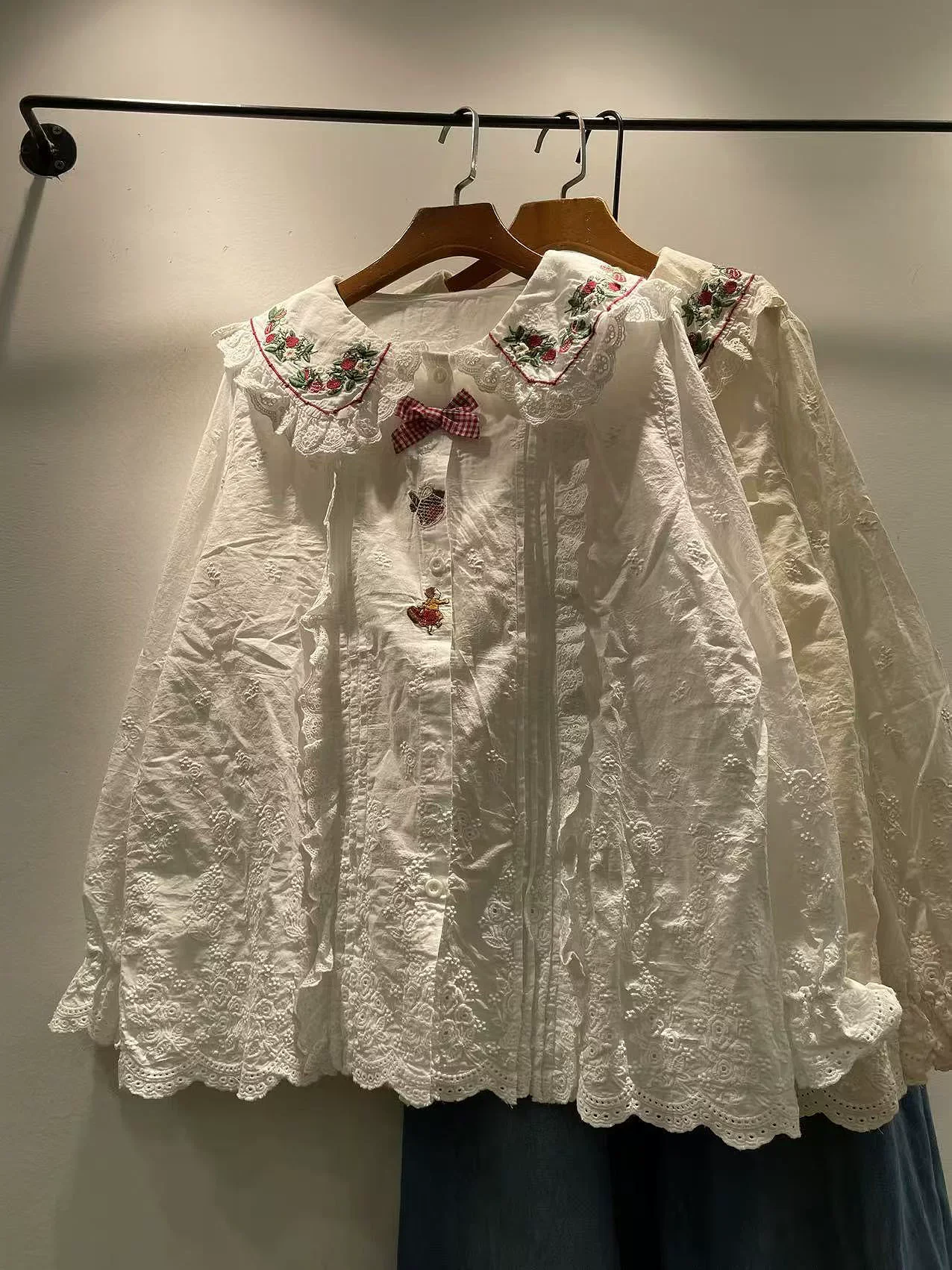 Koszule i bluzki damskie w stylu japońskim mori girl z kołnierzykiem Peter Pan, białe, beżowe, z koronkowymi haftami, styl preppy, kawaii, słodkie, rok 2026.