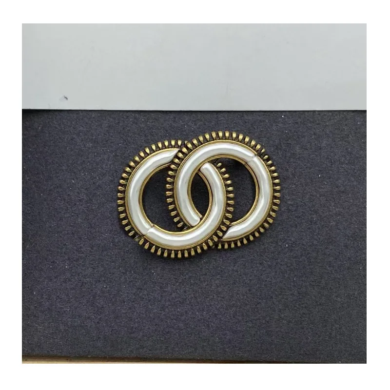 

Early Spring New Xiaoxiang Personality Advanced Sense Light Luxury Retro Old White Letter Brooch Woman