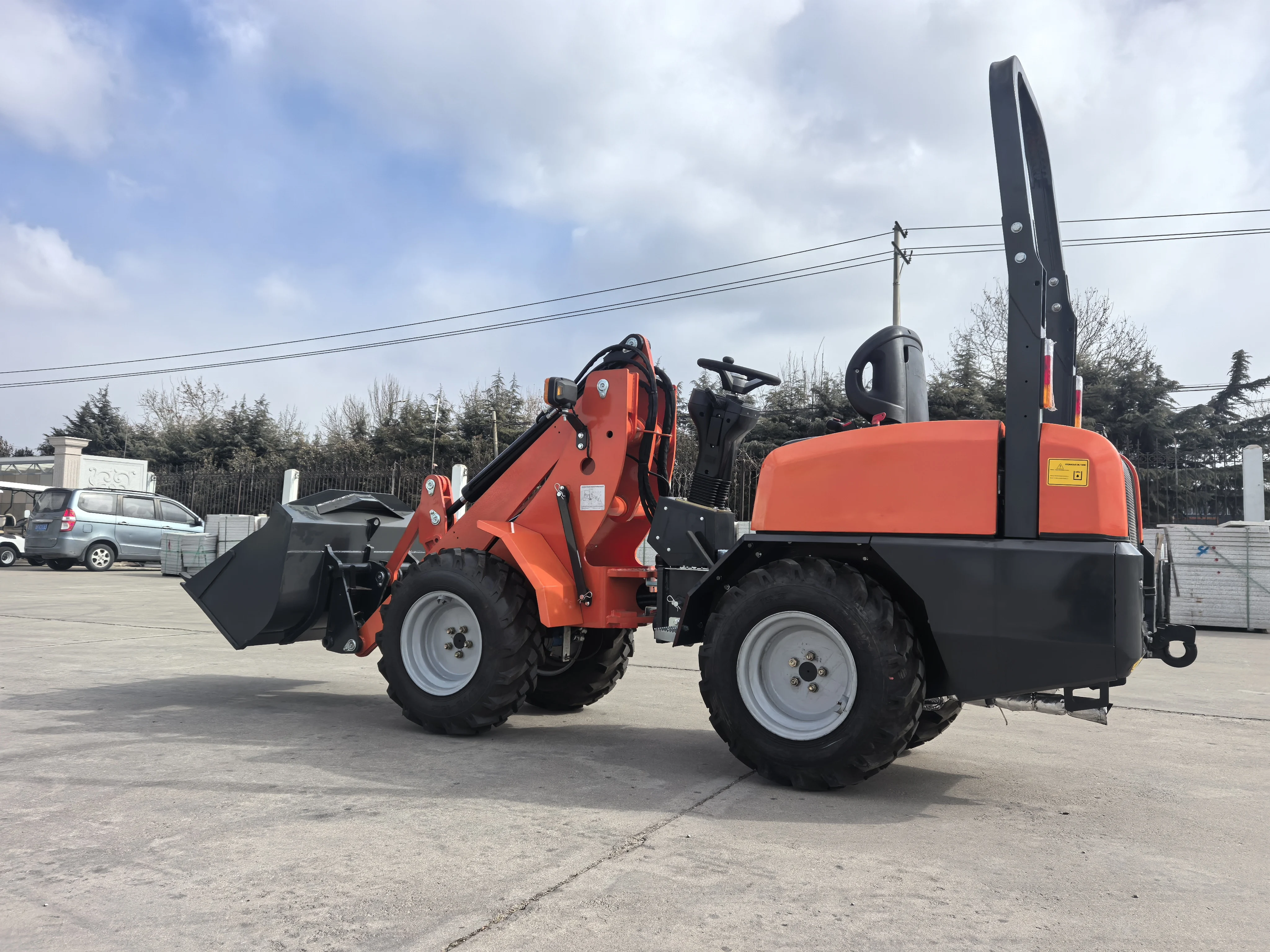 Mini-Lader 1000 kg Kostenloser Versand Frontlader 4×4 Räder Baggerlader All Terrain Skidsteel-Lader Kleiner Lader 4 Räder