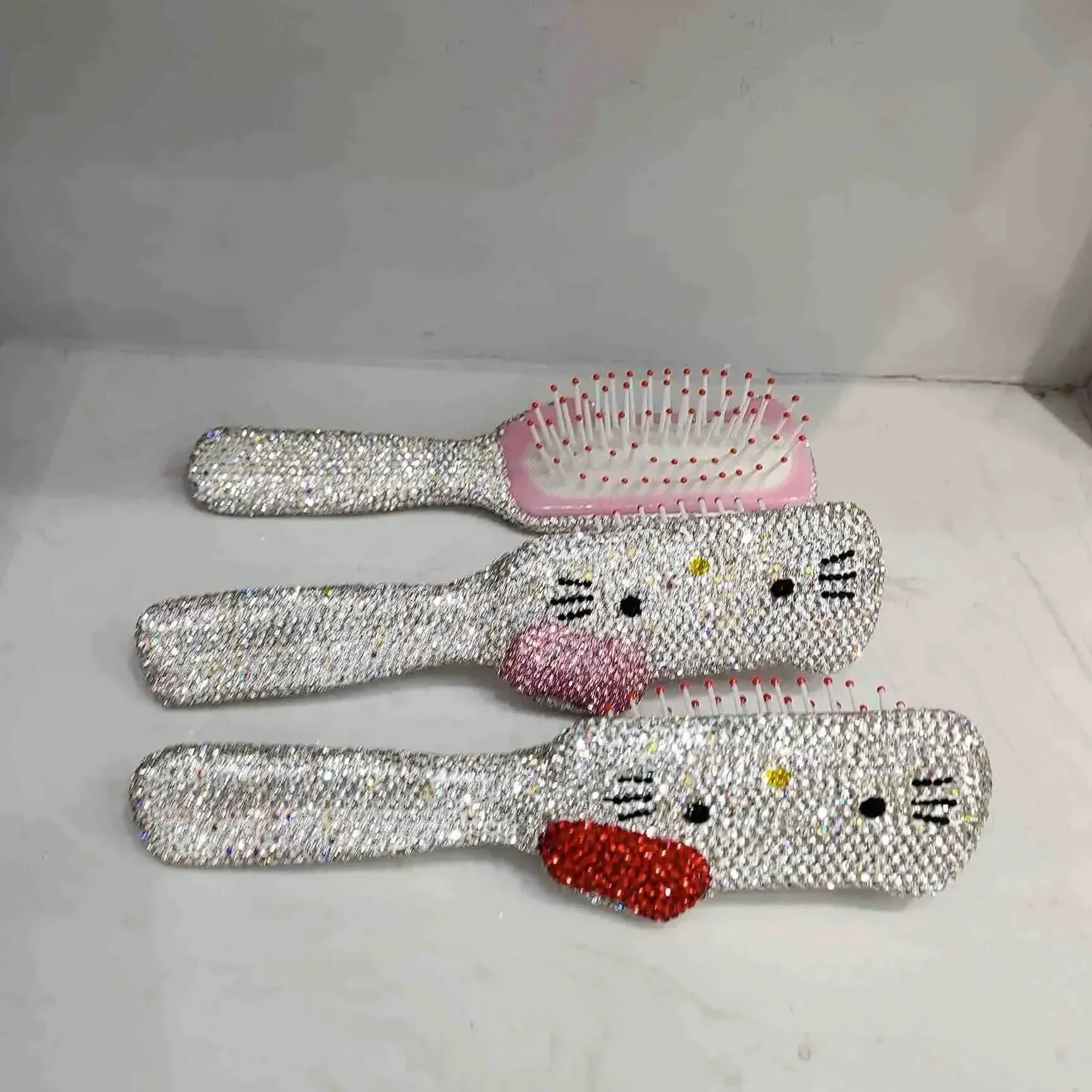 Pettine kawaii Hello Kitty fatto a mano con diamanti pieni Pettine da massaggio anime Capelli ricci Lisci Trucco carino con diamanti incastonati per