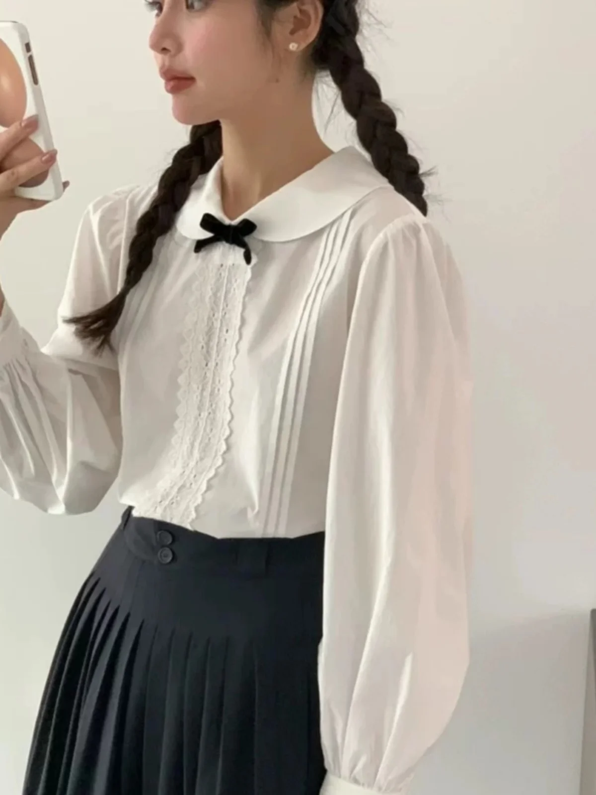 قميص نسائي على الطراز الكوري بتصميم حلو لطالبة المدرسة، ياقة مزينة بالدانتيل وعقدة فراشة، أكمام طويلة منتفخة، بلوزة كاجوال