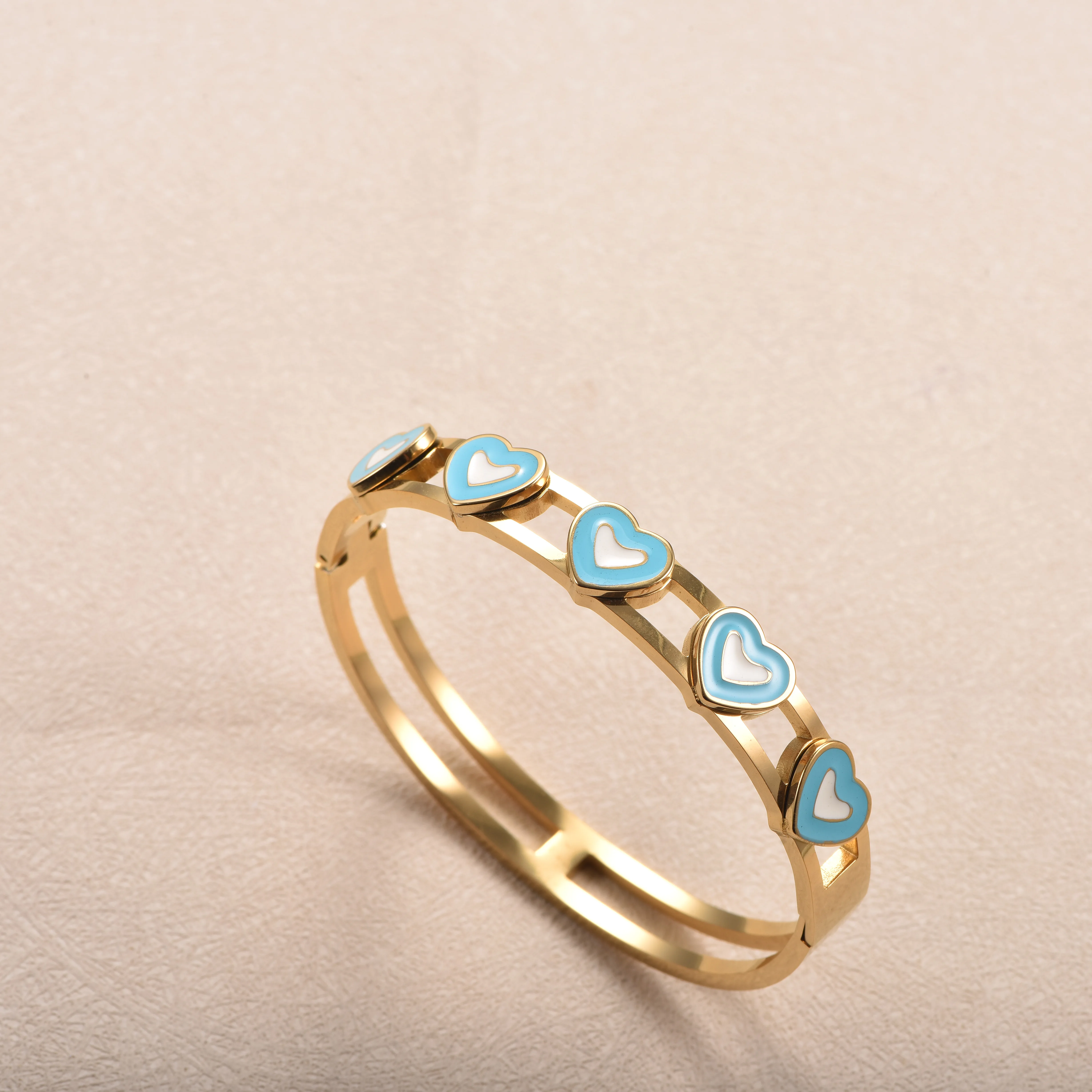18K vergoldeter Edelstahl-Armreif für Damen, hohles, doppellagiges Emaille-Herz-Manschettenarmband, wasserdichter Schmuck, Geschenk – Detail 4
