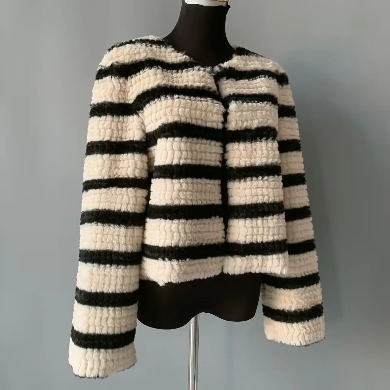2025 New Faux fur coat Women's Autumn/Winter Striped Fur Jacket Fashion Lightweight Style Artificial Fur Jacket
