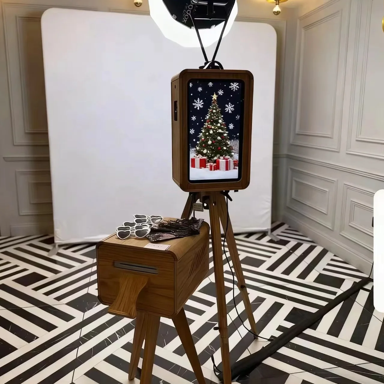 Red Oak Photo Booth With Printer Stand, Retro SLR Style, Suitable For Parties And Events, Comes With Flight Case.