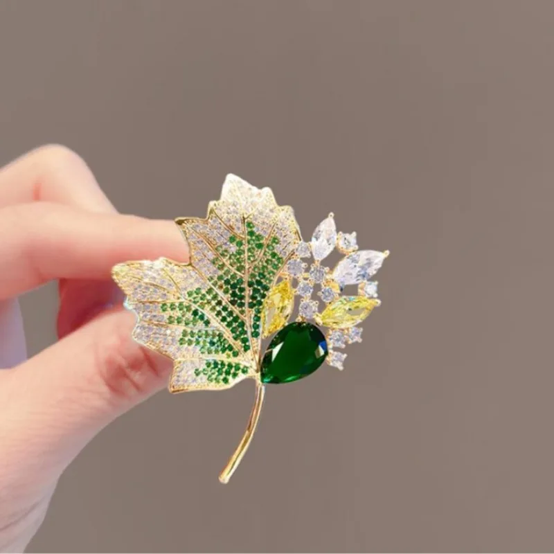 Retro Hollow Maple Leaf Brooch Unisex Fashionable and Versatile Rhinestone Maple Leaf Corsage Pin To Fix Clothing Accessories image 5