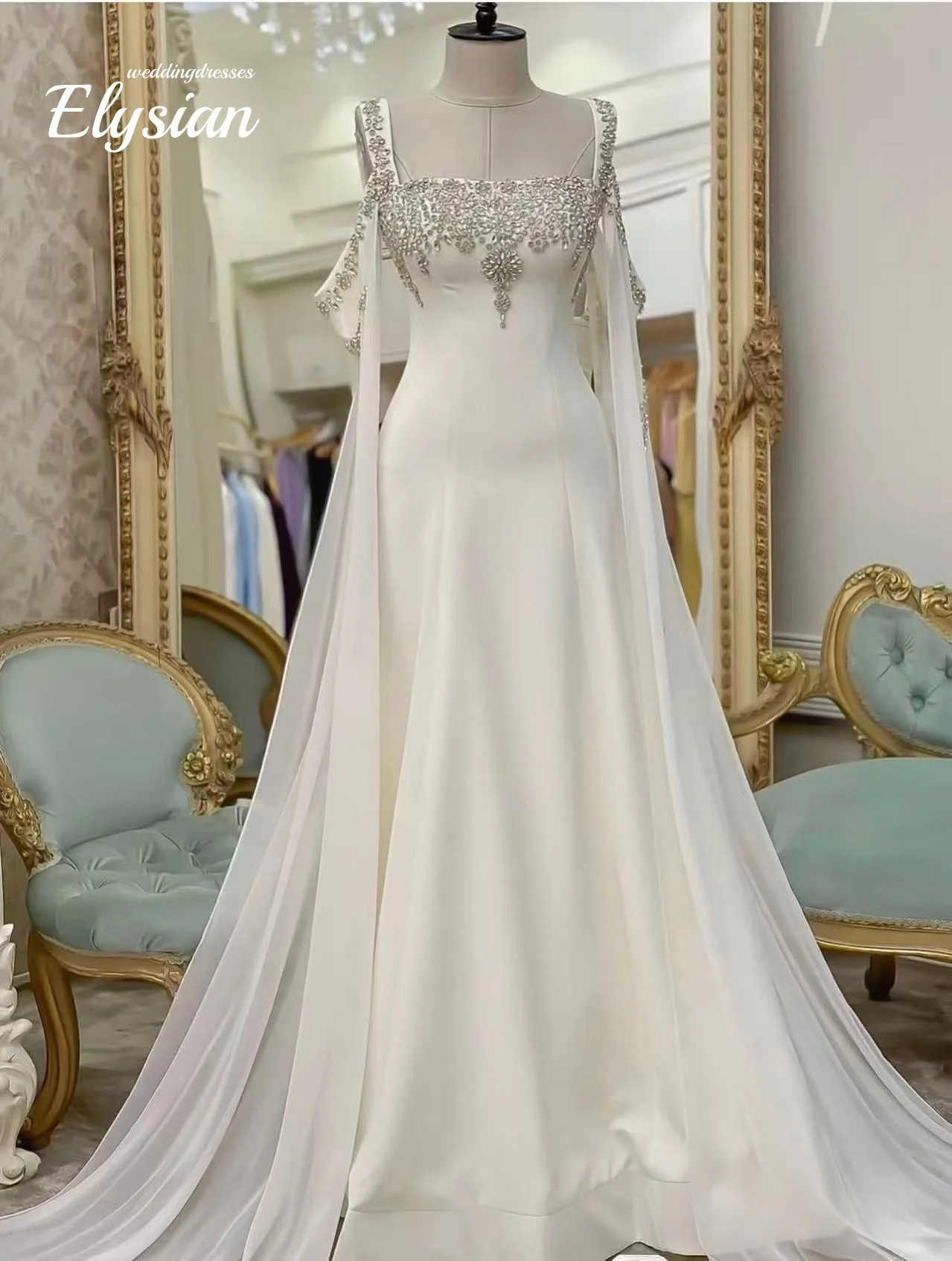 ชุดแต่งงานคอปกสี่เหลี่ยมกว้างประดับคริสตัลแบบสั่งทำพิเศษ พร้อมแขนเสื้อพลิ้วไหว ชุดราตรีสำหรับเจ้าสาว