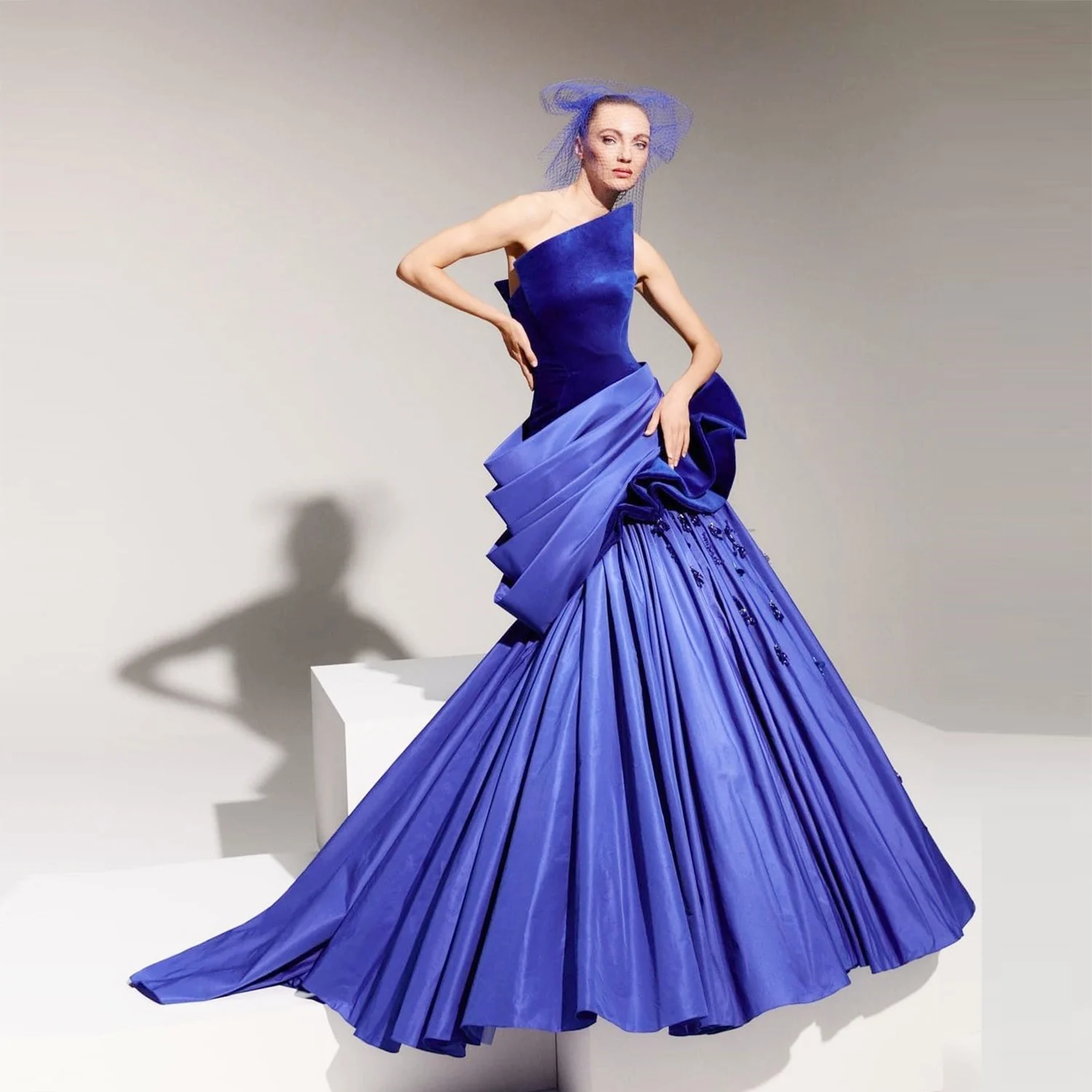 Vestidos de Noche elegantes de sirena de satén azul, vestido de fiesta de cola de barrido fruncido sin tirantes, vestidos de fiesta para ocasiones formales para mujer