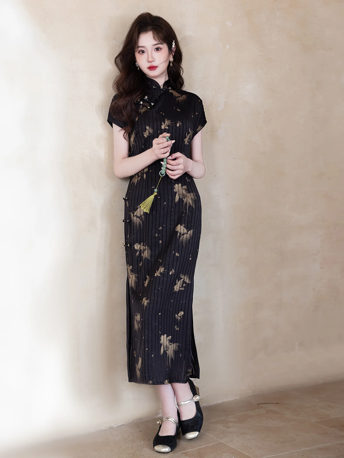 

Женское черное длинное платье-ципао с коротким рукавом в ретро-стиле, удобное, дышащее, для повседневной носки, в китайском стиле, создающее особое настроение.