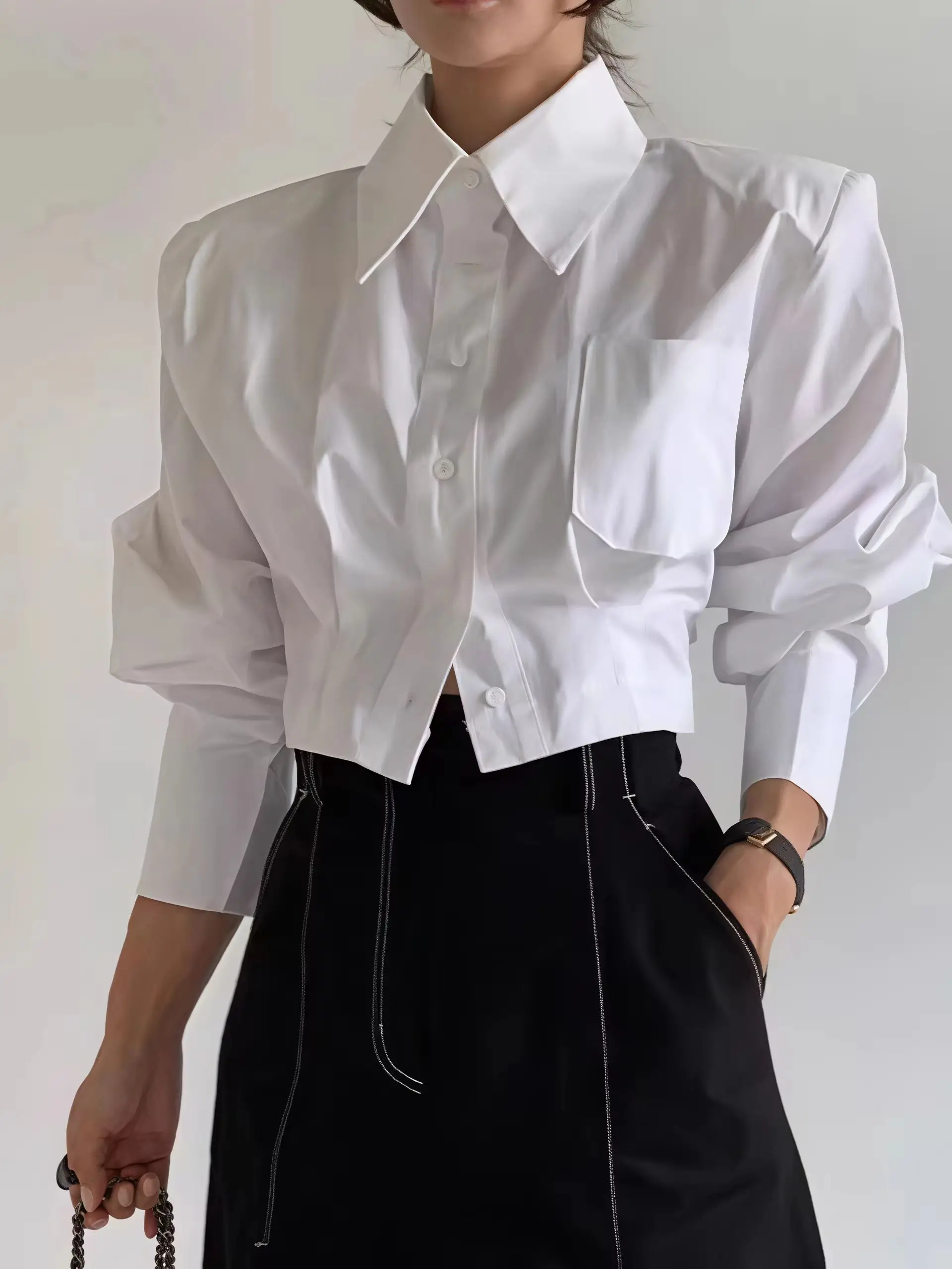 Damen-Bluse mit gepolsterten Schultern, kurz geschnitten, weiß, Reverskragen, Brusttasche, geraffte Langarmbluse, elegante kurze Oberteile für das Büro. – Detail 4