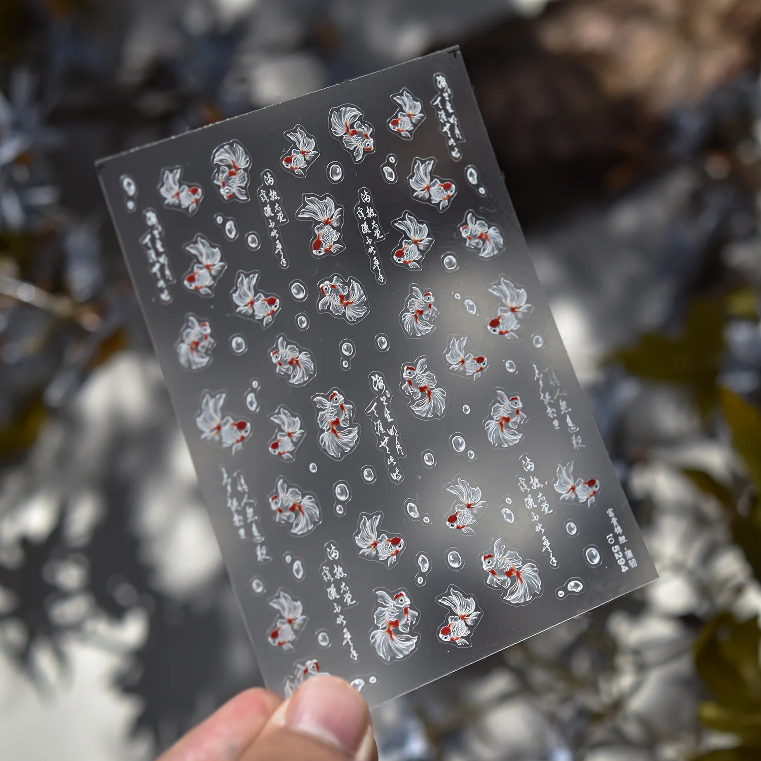Schwarze und Rosa Schleifen-5D-Nagelaufkleber: Kreuz, Musiknoten, Herzschloss, Riemen, Spitze, Polka Dots, Flügel, Herz – Selbstklebende Maniküre-Sticker – Detail 7