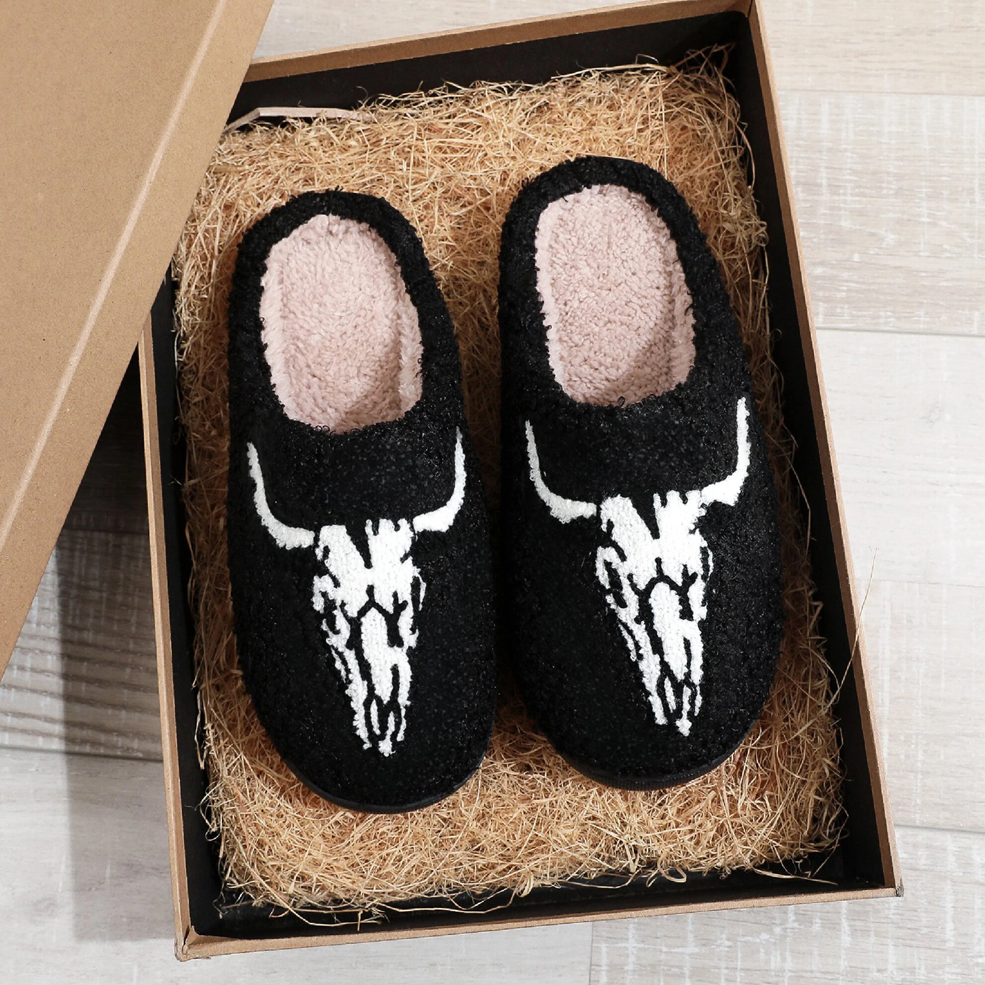 Western Cowboy Pattern Bull Skull fashion Embroidery stuffed Home Platform Cozy Fur Cotton Slippers Personality Warm Non-slip Indoor Slippers Men Women Can Wear Halloween Christmas Gift