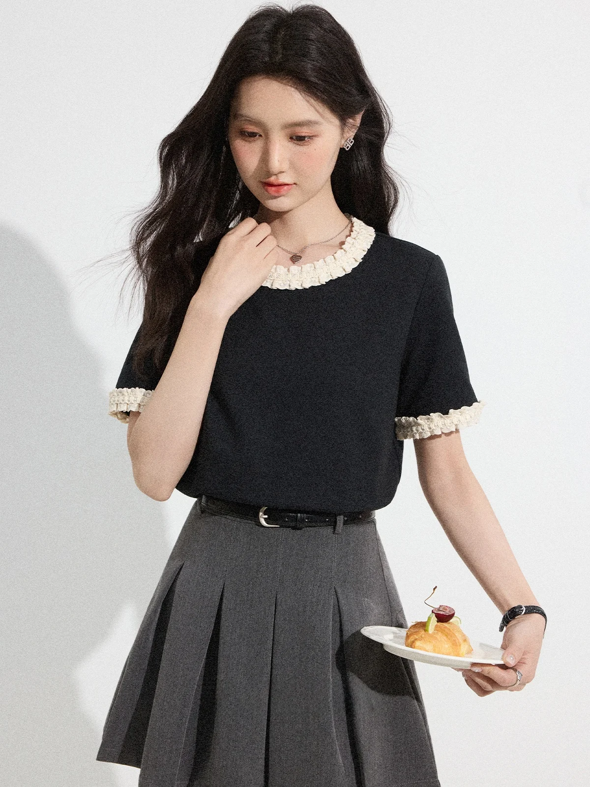 

Slimming Black round Neck Short Sleeve T-Shirt Women's Pretend Two-Piece Elegant Design Spring 2026 Casual High Waist