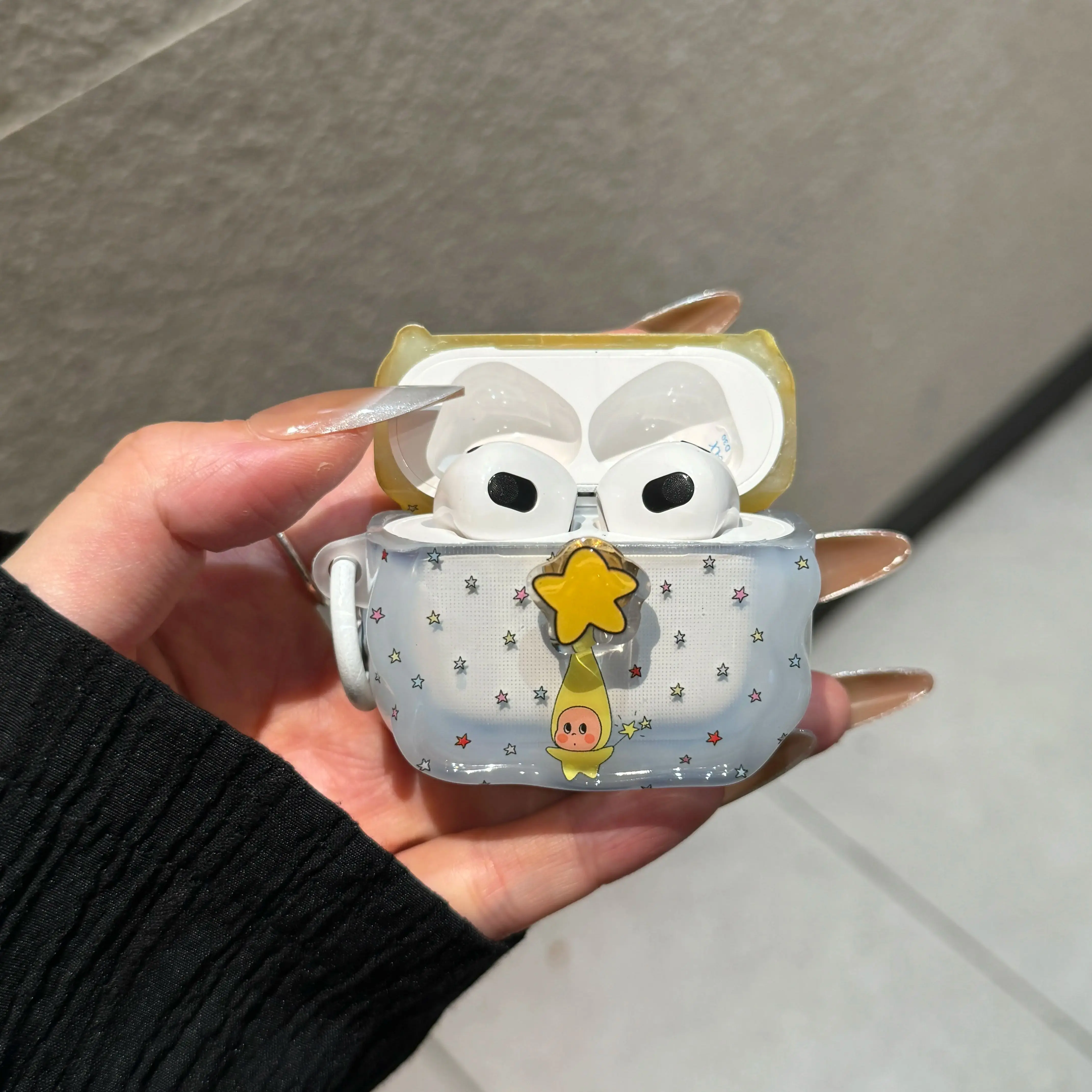 เคสซิลิโคนลายการ์ตูนเด็กน่ารักสำหรับ AirPods Pro3 1/2/3/4/Pro, ป้องกันแรงกระแทก พร้อมสายคล้องข้อมือ ดีไซน์แฟชั่นน่ารัก