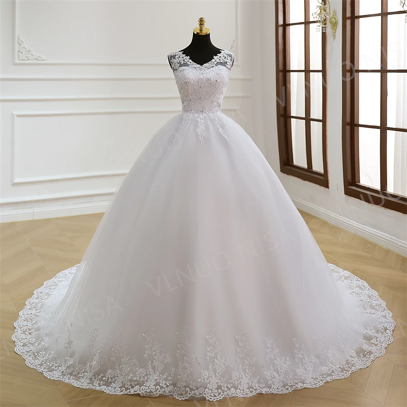 Mode klassische Luxus Spitze V-Ausschnitt Ballkleid weiß Brautkleider ärmellose Prinzessin Illusion Applikationen Brautkleid Casamento