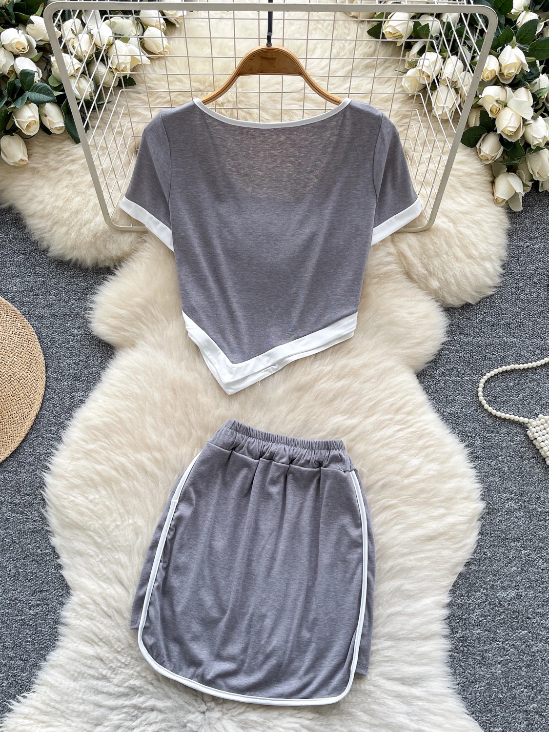 Conjunto casual de cseta de manga curta com gola redonda e saia de cintura elástica, roupa esportiva leve e confortável pa...