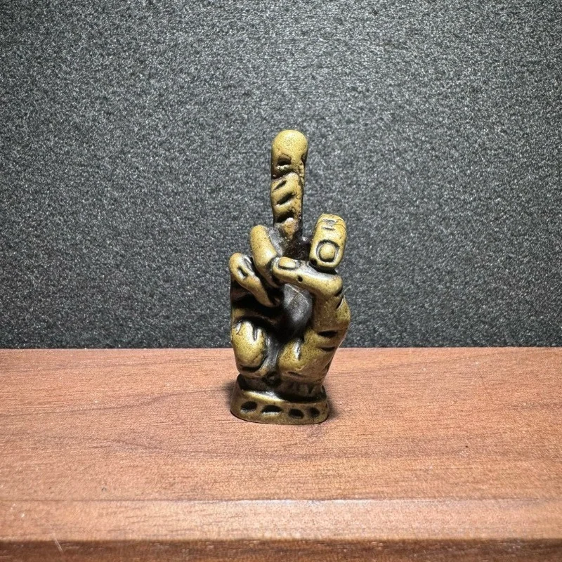 Vintage Brass Middle Finger Figurine Funny Creative Desk Ornament Novelty Gesture Statue Personalized Copper Decor Craft