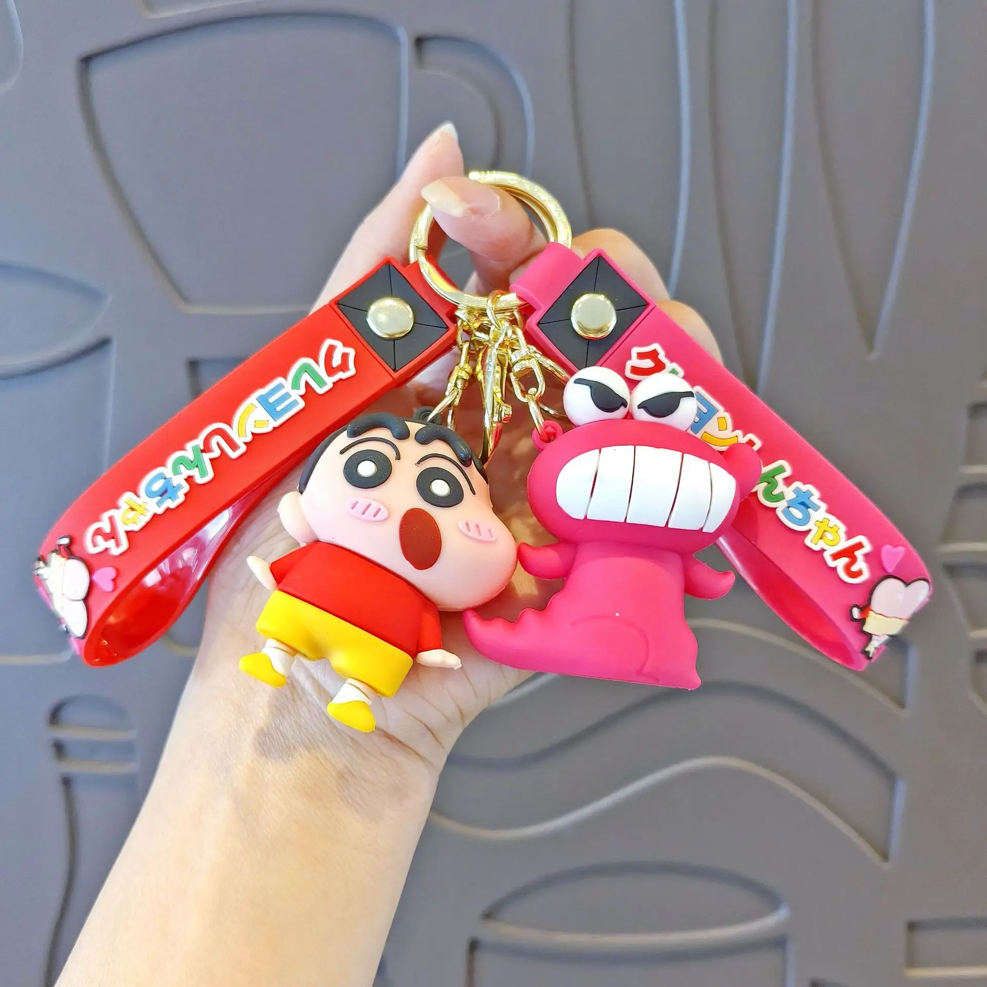 MINISO لطيف تلوين شين تشان هلام السيليكا مفتاح مشبك الإبداعية على ظهره قلادة الحلي الهزلية هدايا لطيف للبنين والبنات 2025