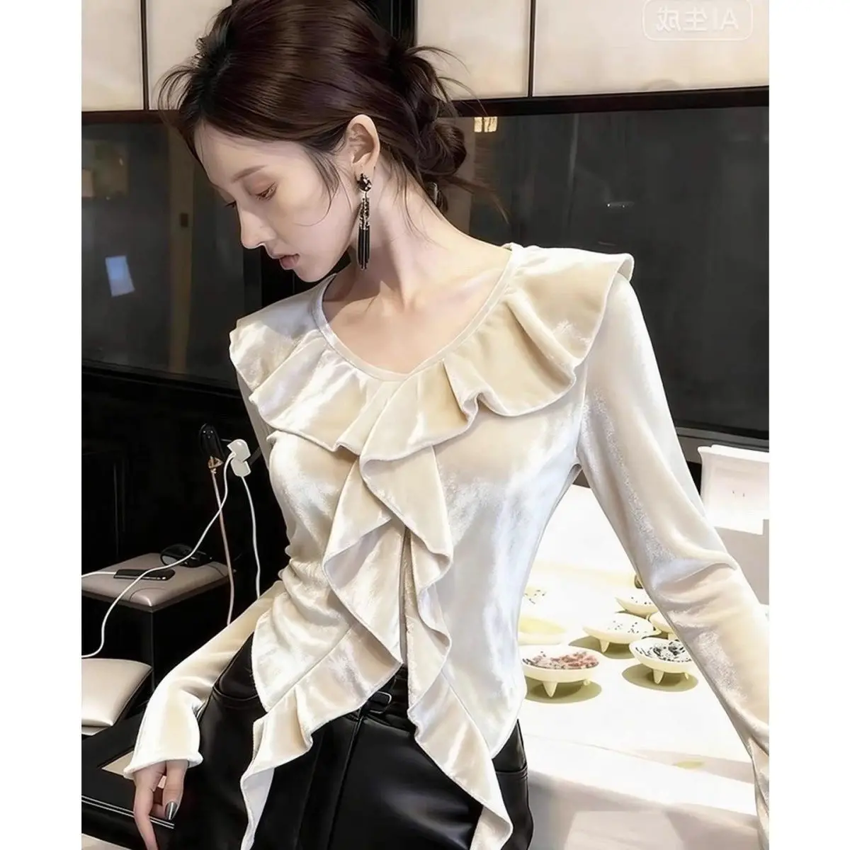 قميص علوي مخملي بيج غير منتظم برقبة على شكل V مكشكش للسيدات لربيع وخريف 2025 ، قمصان علوية قطيفة أنيقة ضيقة للنساء ملابس #4