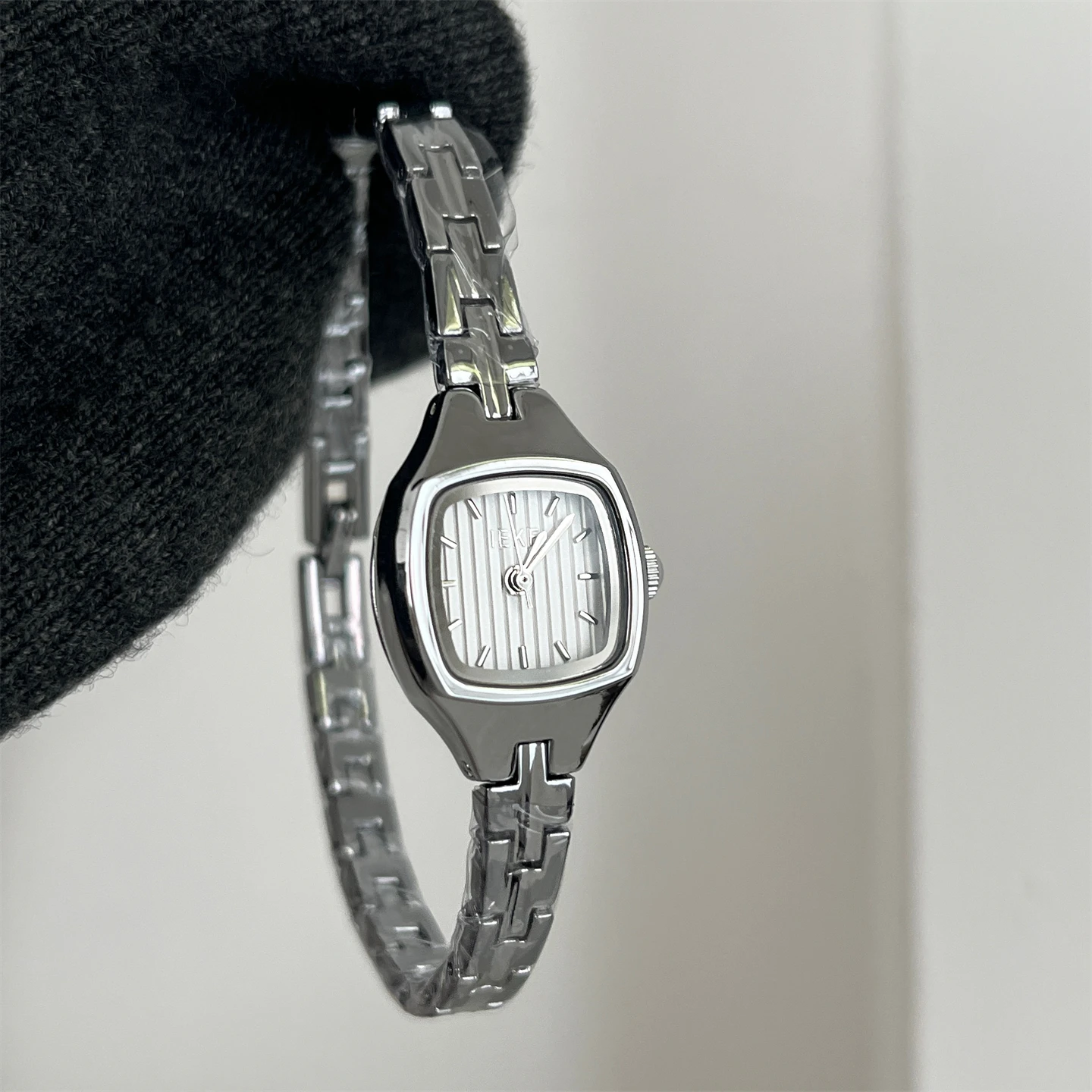 

New Women'S Wristwatch Luxurious Grey Chain-Link Style, Fashionable And Classic High-Value Quartz Watch, Women'S Designer Watch.