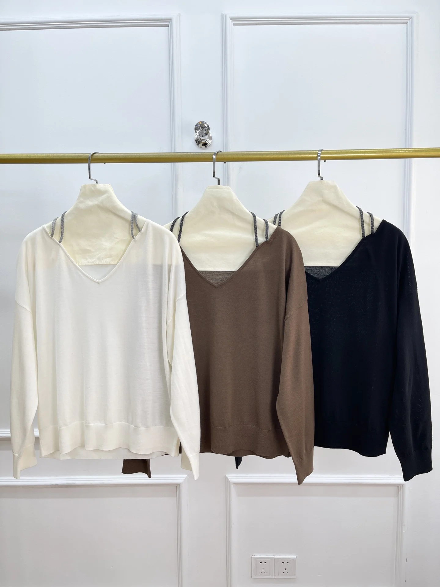 

Women 100% Wool Knitted Pullover Beaded Chain Halter V-Neck Long Sleeve Elegant Sweater