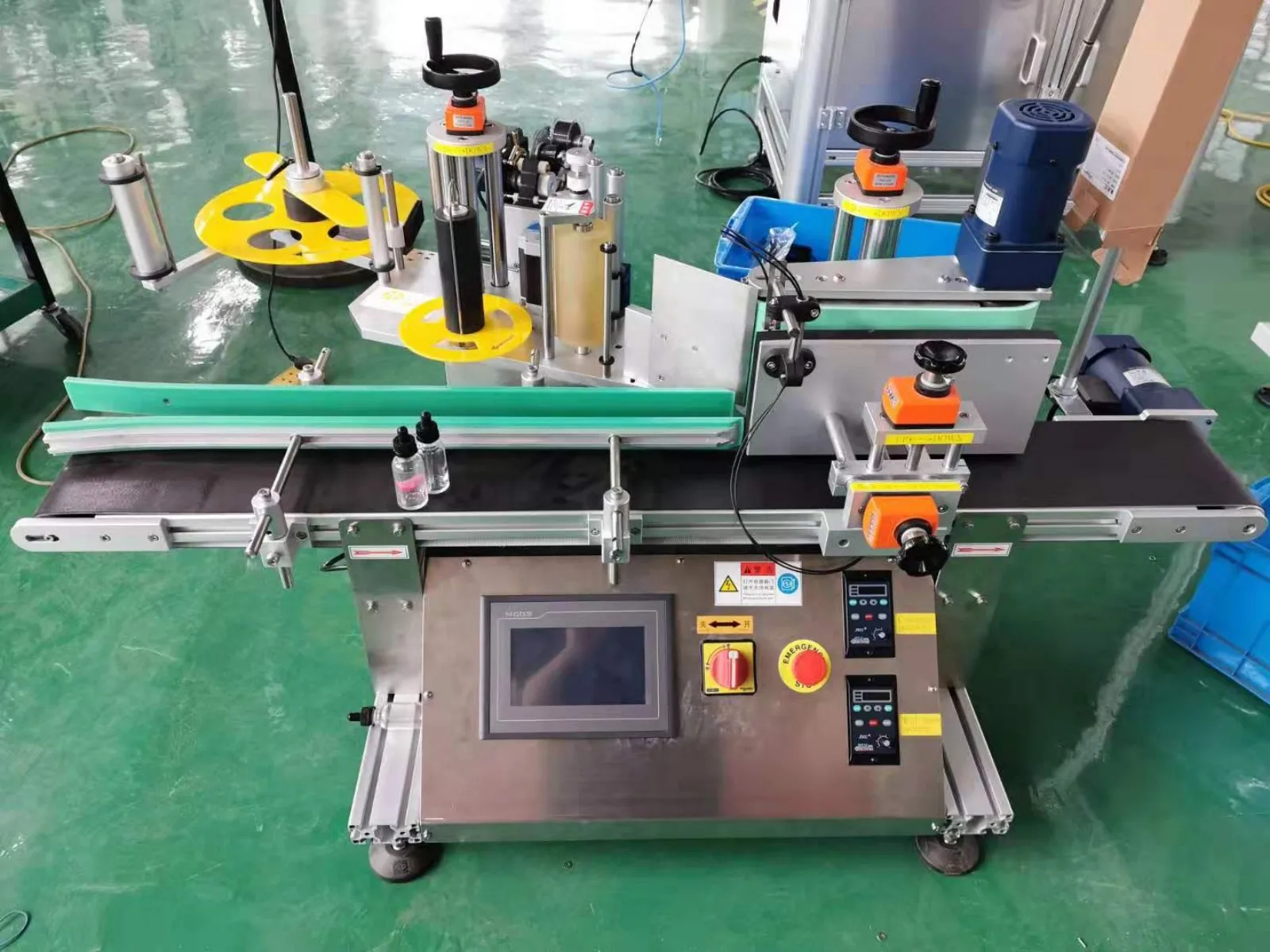 SKILT Automatic Round Plastic Glass Bottle Cans Jars Labeling Machine Desktop Label Applicator Labeller