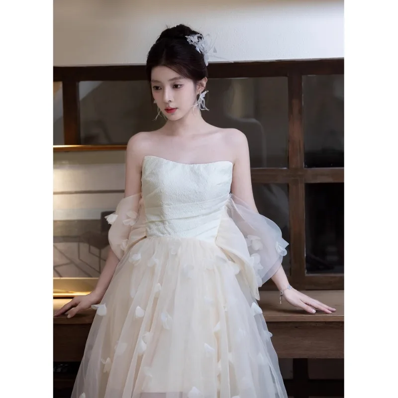 Champagnerfarbenes französisches leichtes Hochzeitskleid für Bräute 2026 – Neuheit: Hochwertiges Textur-Gewebe, trägerloses Kleid für kleine Anlässe