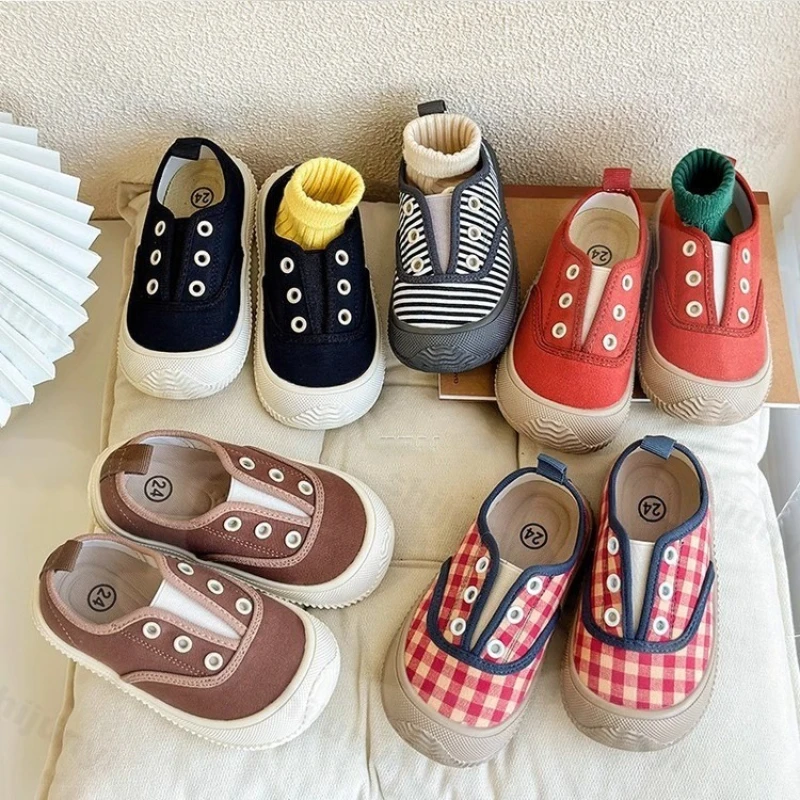 

2024, весенняя новая корейская повседневная домашняя обувь на мягкой подошве для дошкольников, модные милые дышащие прогулочные кроссовки для малышей