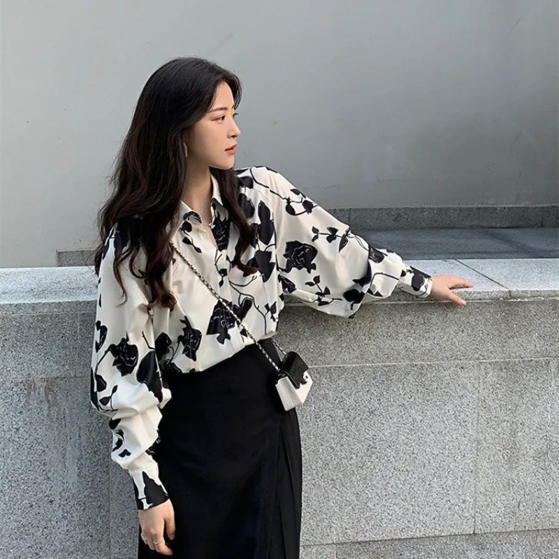 تصميم قميص نسائي عصري كبير الحجم بأكمام طويلة مزين بالزهور