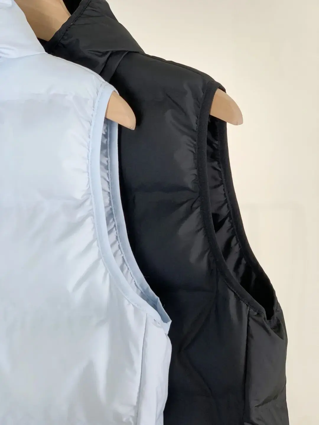 

Outdoor Men's Cotton Vest Hollow Fiber Warmth Windproof Water-resistant Hooded Stand Fit Faionable Zipper Decoration