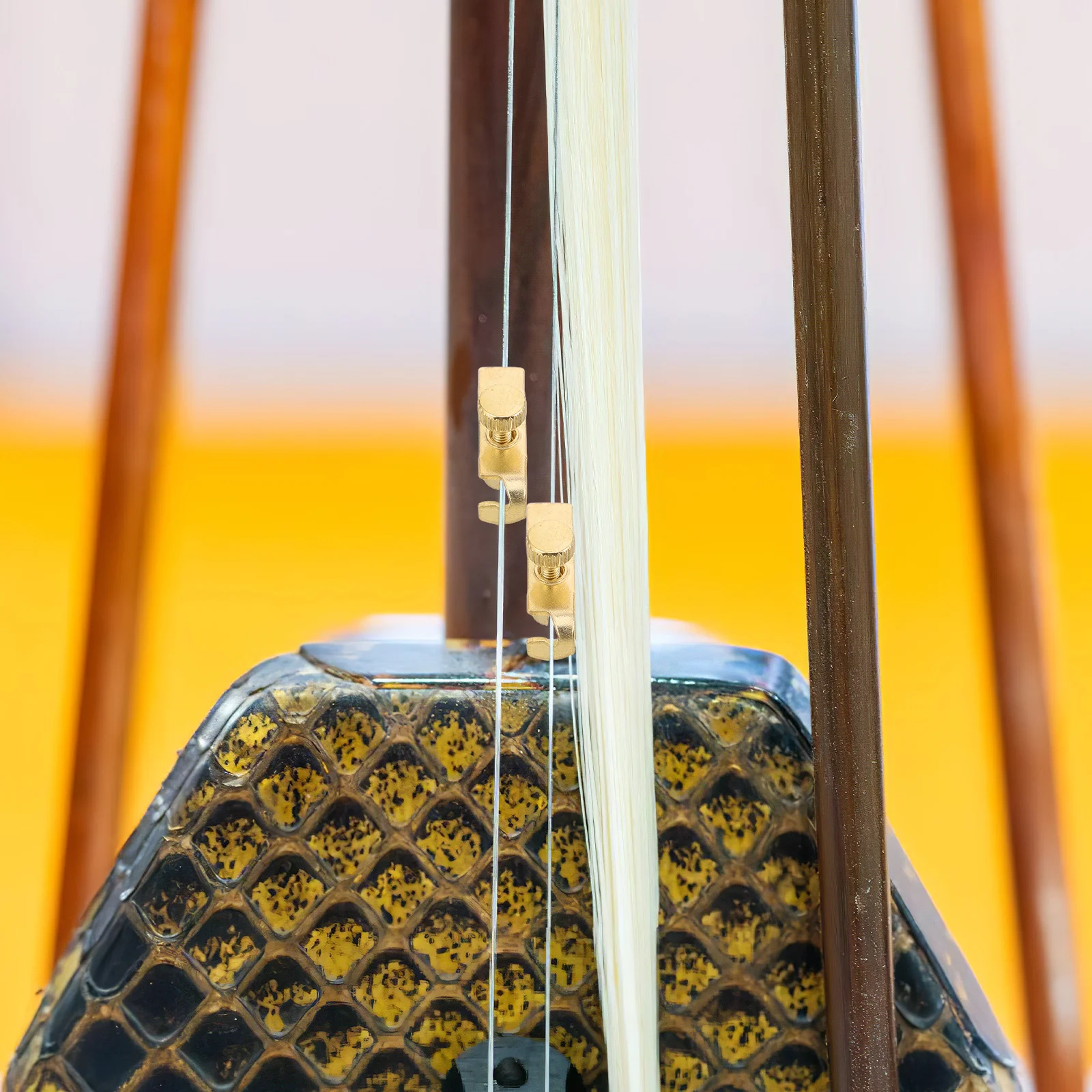 قطعتان من موالف Erhu المتين باللون الذهبي، وظائف التعديل المفصلة الخارجية مثالية لملحقات احتياجات اللعب المختلفة